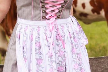 Dirndlschürze mit Blumenmuster