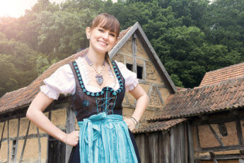 So sitzt die Dirndlschürze richtig (c) Bigstockphotos.com / wernerimages