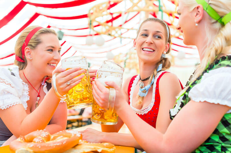 Mädchen im Dirndl trinken Bier (c) Kzenon / bigstockphoto.com