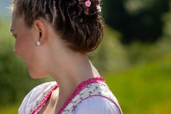 Haarfarbe passt zur Dirndlschürze